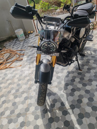 Black Triumph Scrambler 400 X