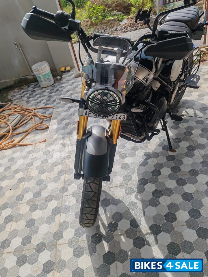 Black Triumph Scrambler 400 X