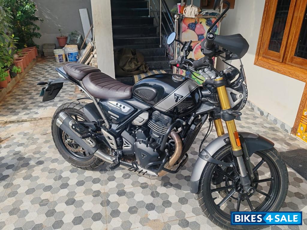 Black Triumph Scrambler 400 X