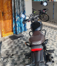 Black Triumph Scrambler 400 X