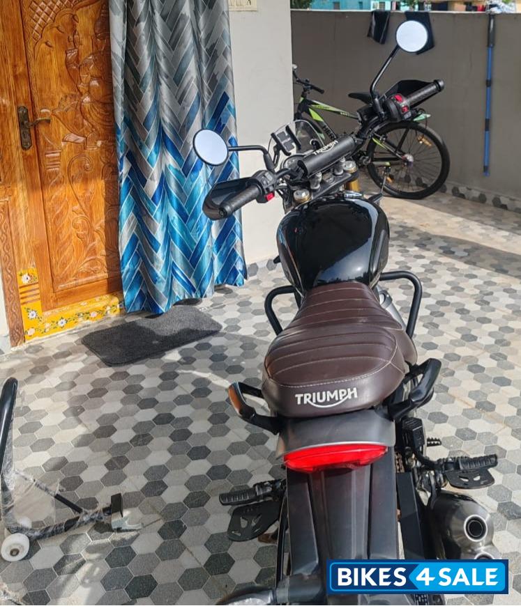 Black Triumph Scrambler 400 X