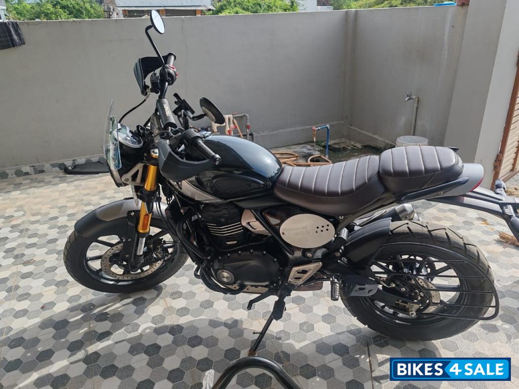 Black Triumph Scrambler 400 X