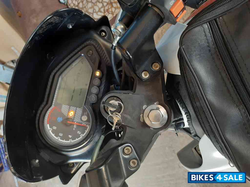 White And Red Bajaj Pulsar 150 Twin Disc BS6 White And Red Bajaj Pulsar 150 Twin Disc BS6