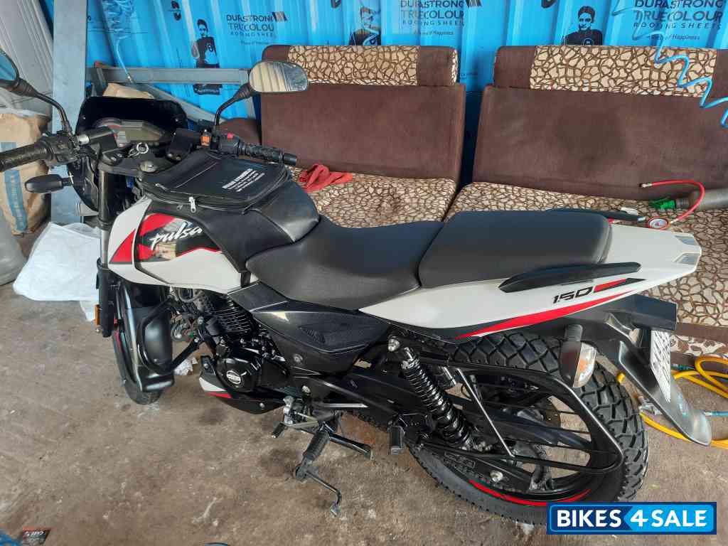 White And Red Bajaj Pulsar 150 Twin Disc BS6 White And Red Bajaj Pulsar 150 Twin Disc BS6