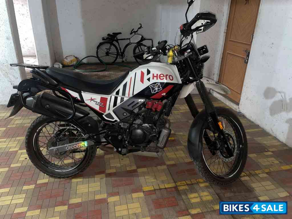 White Hero Xpulse 200 4V Pro