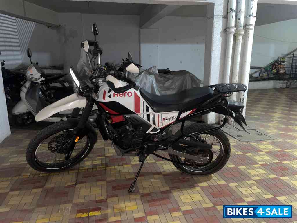 White Hero Xpulse 200 4V Pro