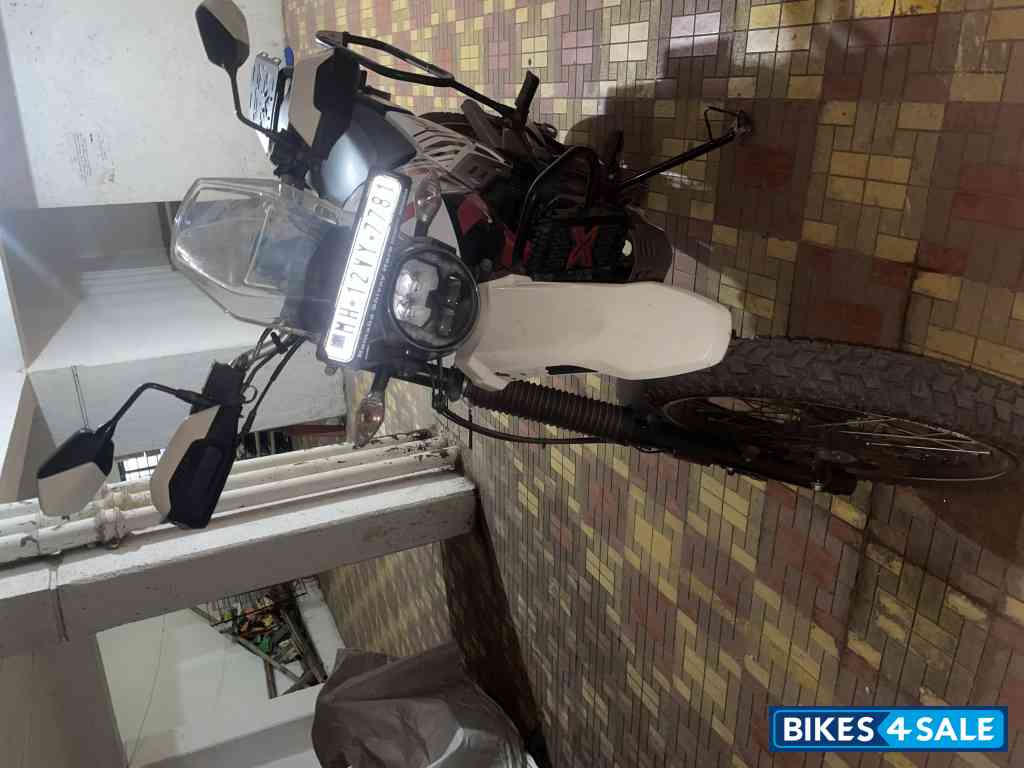 White Hero Xpulse 200 4V Pro