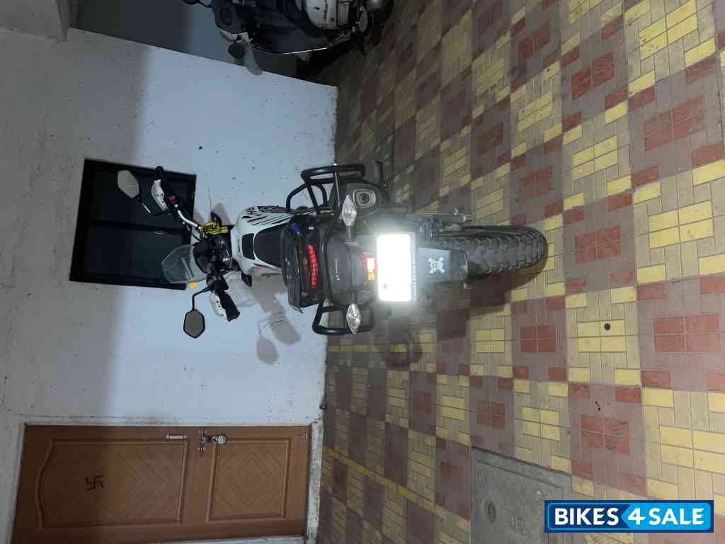 White Hero Xpulse 200 4V Pro