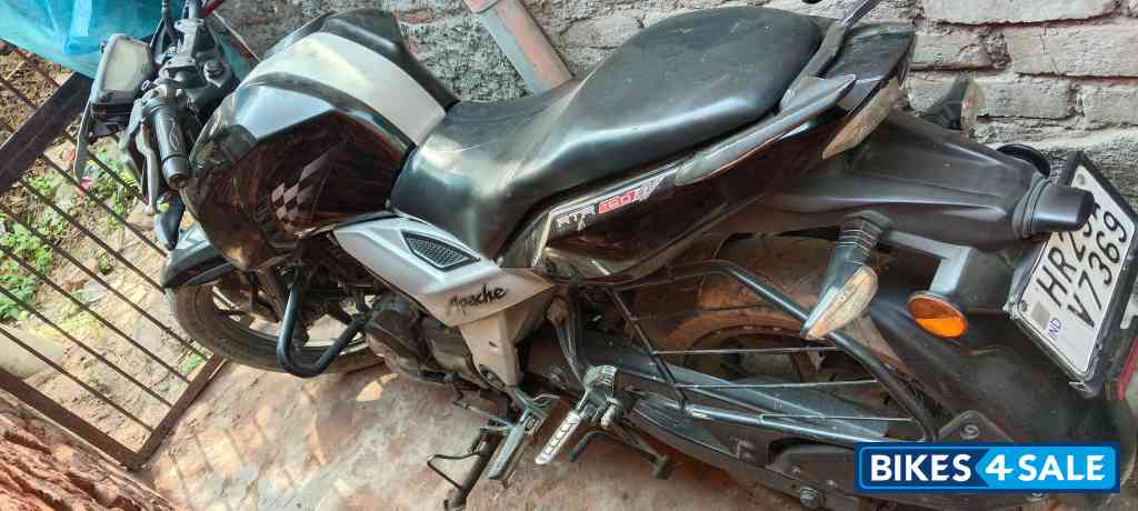 Black TVS Apache RTR 160 4V