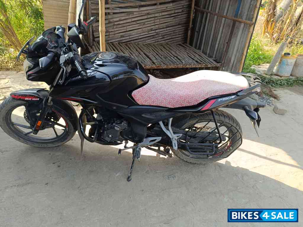 Black Bajaj Pulsar P150 Single Disc Single Seat