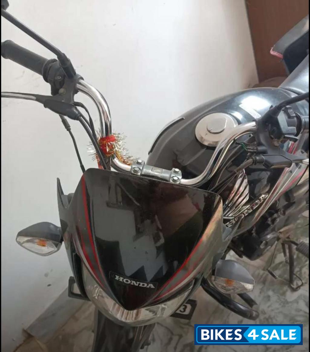 Black Honda Shine 125