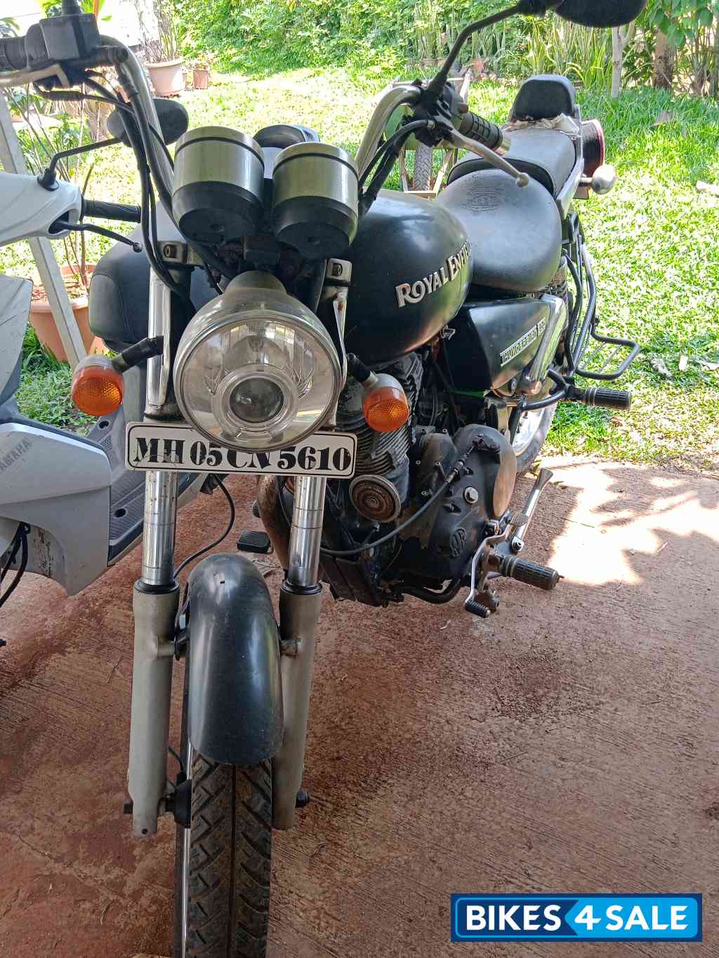 Black Royal Enfield Thunderbird 500