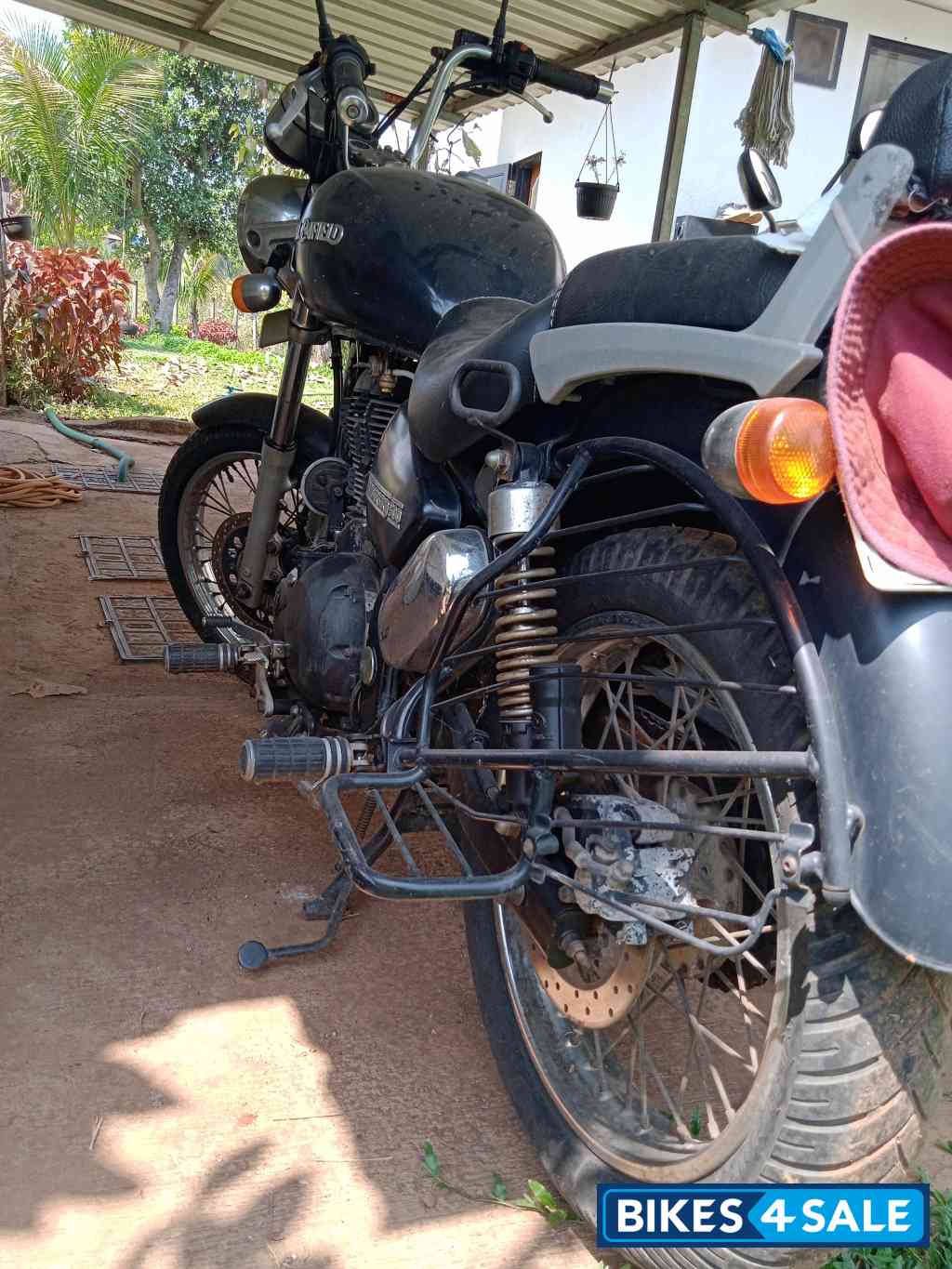 Black Royal Enfield Thunderbird 500