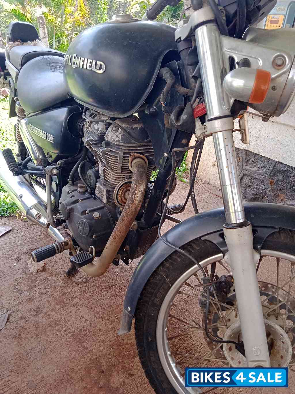 Black Royal Enfield Thunderbird 500