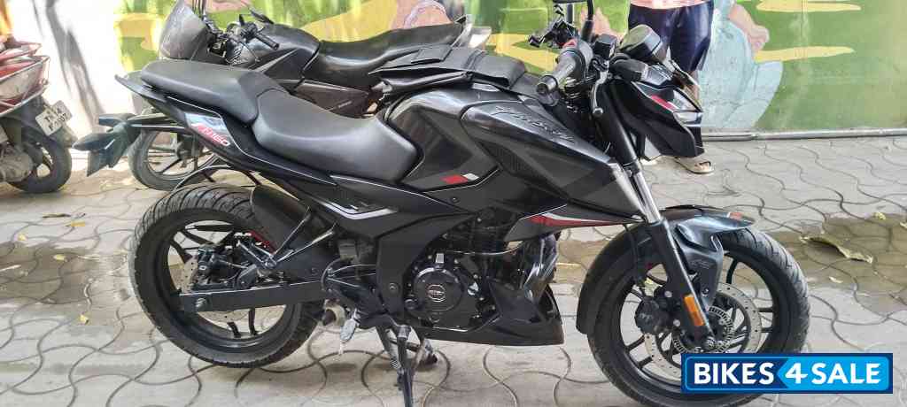 Brooklyn Black Bajaj Pulsar N160 Dual Channel ABS