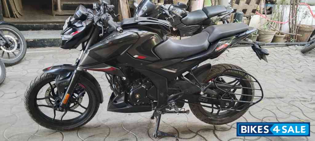 Brooklyn Black Bajaj Pulsar N160 Dual Channel ABS