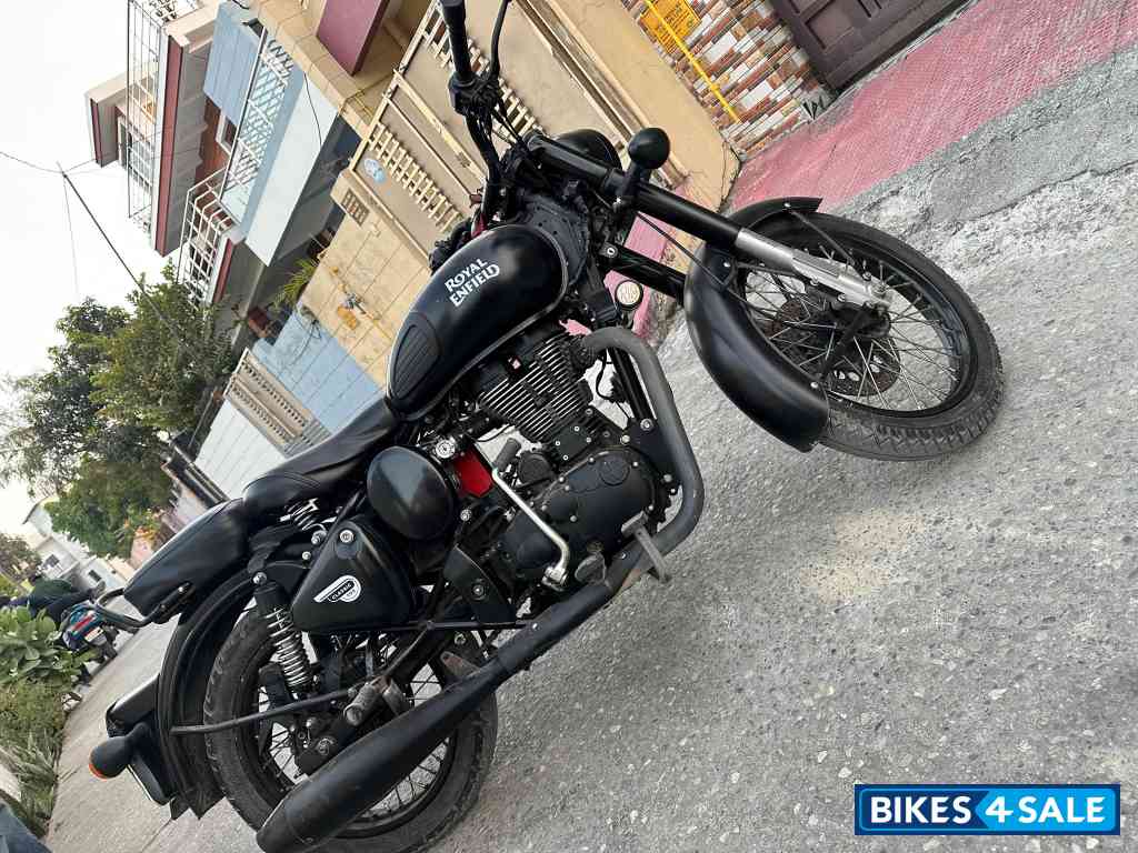 Stealth Black Royal Enfield Classic 500