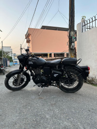 Stealth Black Royal Enfield Classic 500