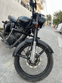 Stealth Black Royal Enfield Classic 500