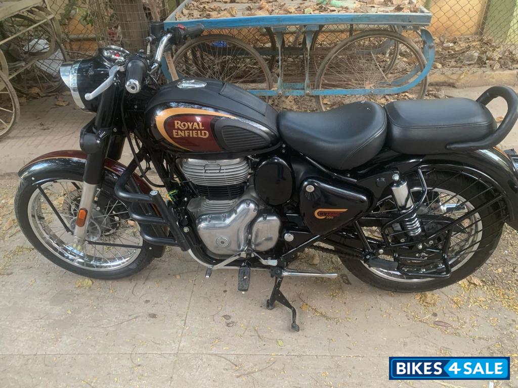 Black Royal Enfield Bullet 350