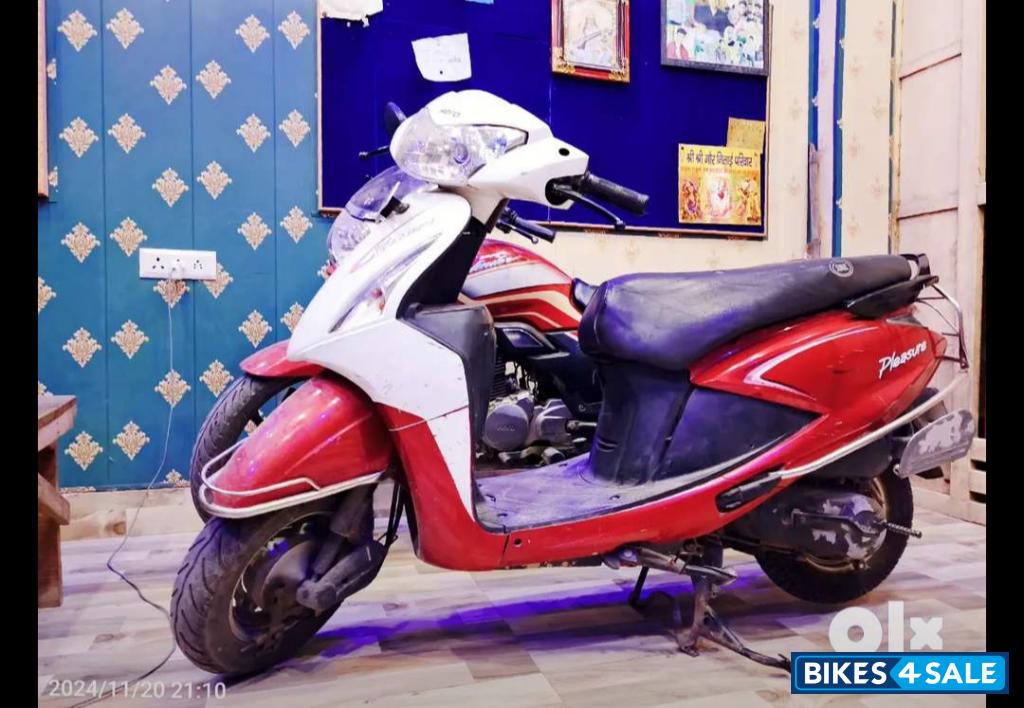 White And Red Hero Pleasure