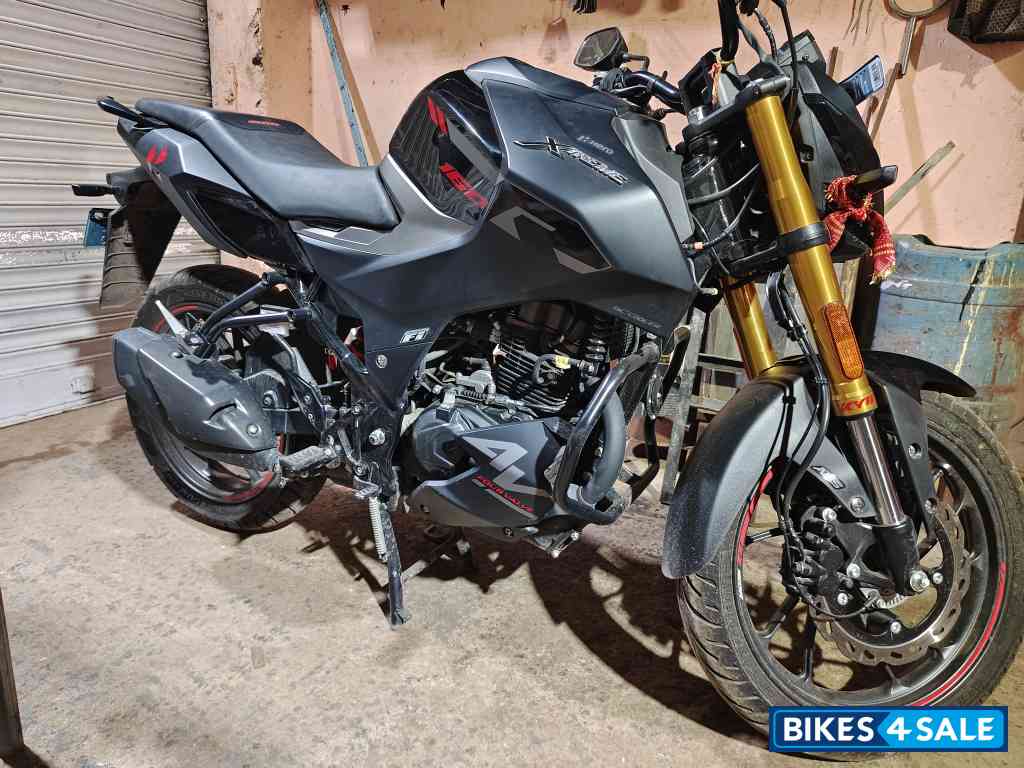 Matte Black Hero Xtreme 160R 4V 2024
