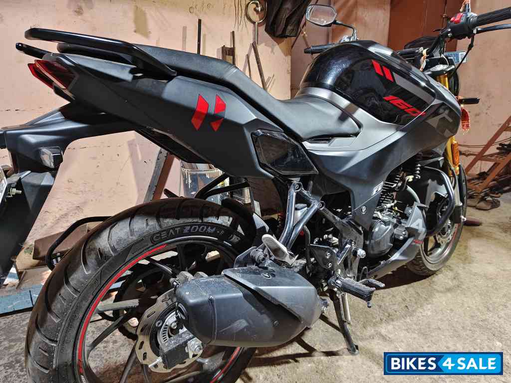 Matte Black Hero Xtreme 160R 4V 2024