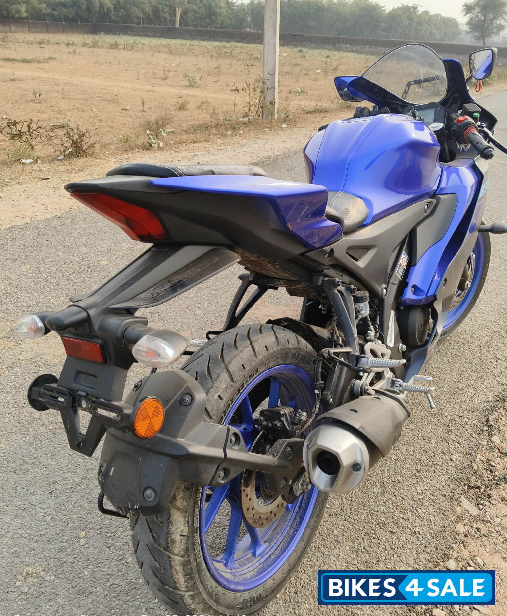 Blue Yamaha  R15 (QS White Vermilion)
