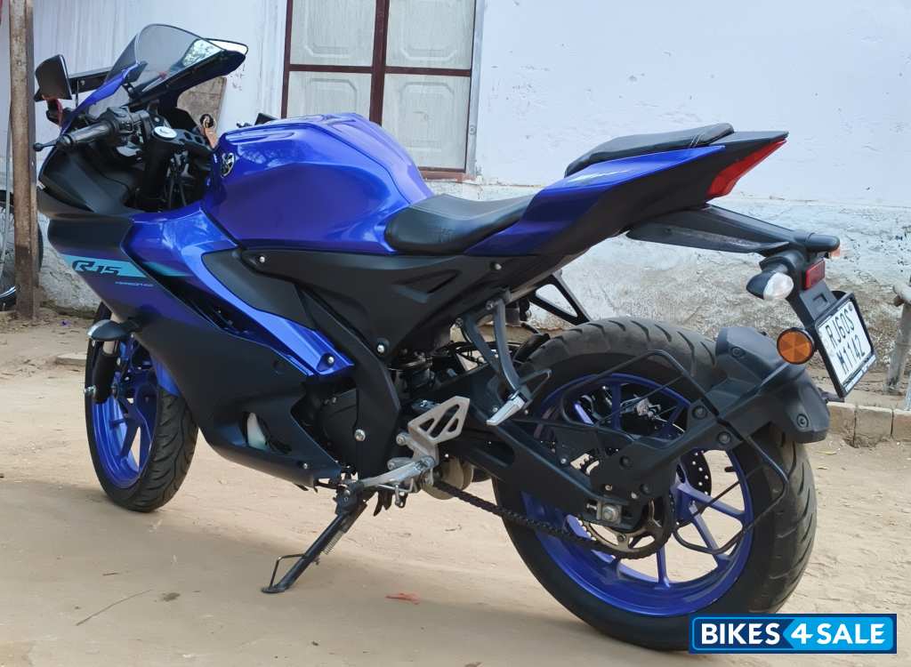 Blue Yamaha  R15 (QS White Vermilion)