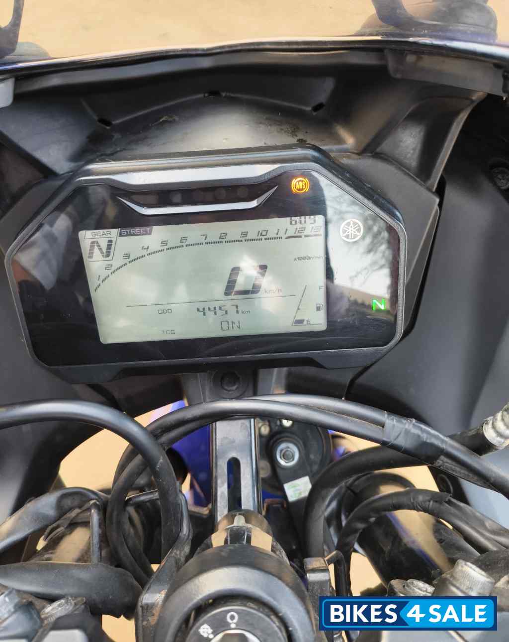 Blue Yamaha  R15 (QS White Vermilion)