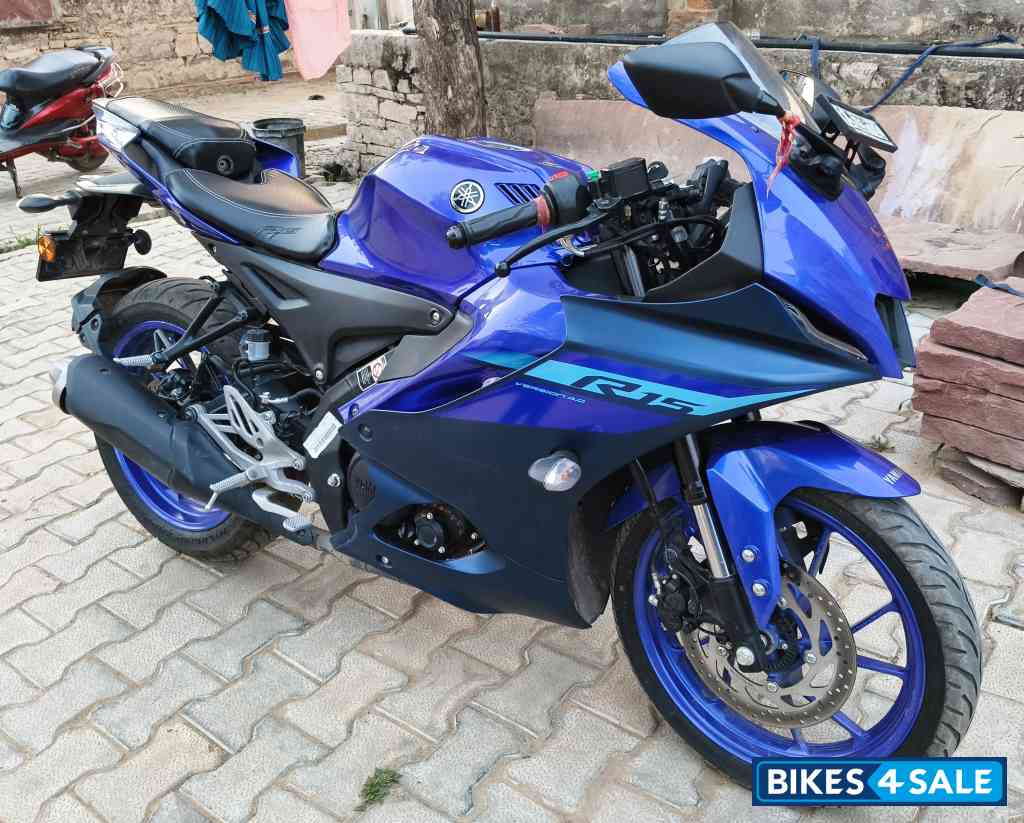 Blue Yamaha  R15 (QS White Vermilion)