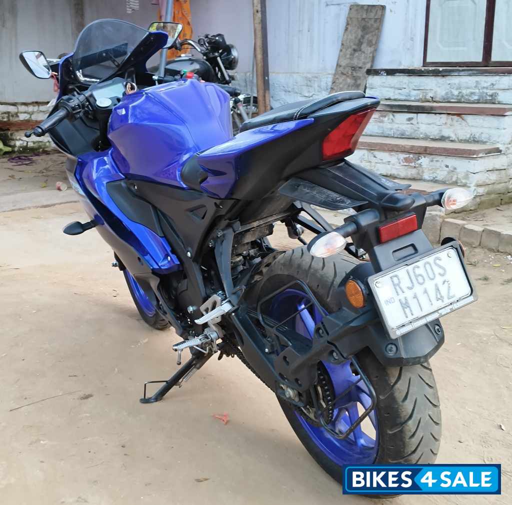 Blue Yamaha  R15 (QS White Vermilion)