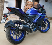 Blue Yamaha  R15 (QS White Vermilion)