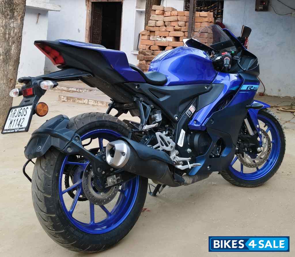 Blue Yamaha  R15 (QS White Vermilion)