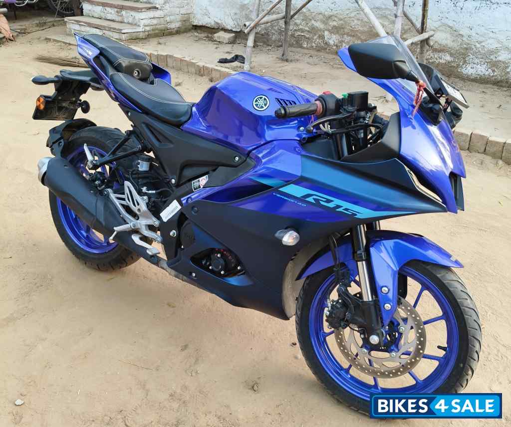 Blue Yamaha  R15 (QS White Vermilion)