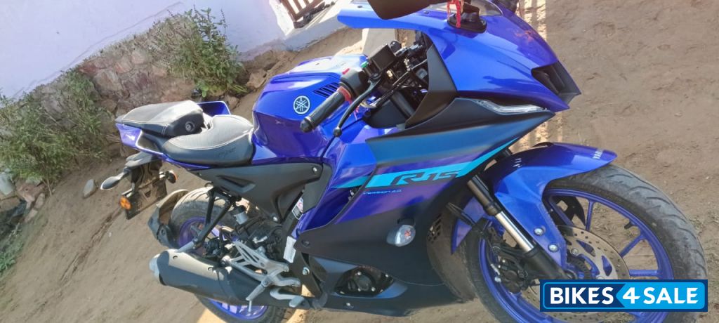 Blue Yamaha  R15 (QS White Vermilion)