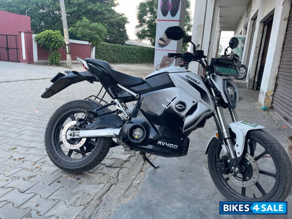 White Revolt RV 400 White Revolt RV 400