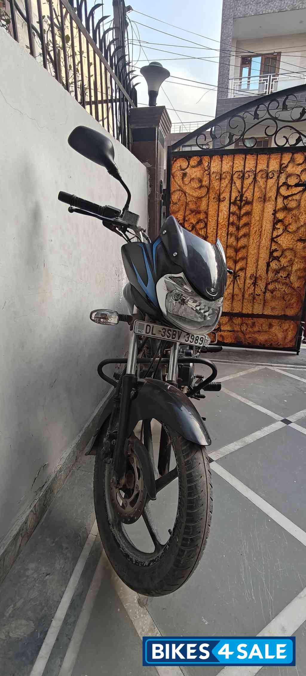 Blue Bajaj Discover DTSi 150