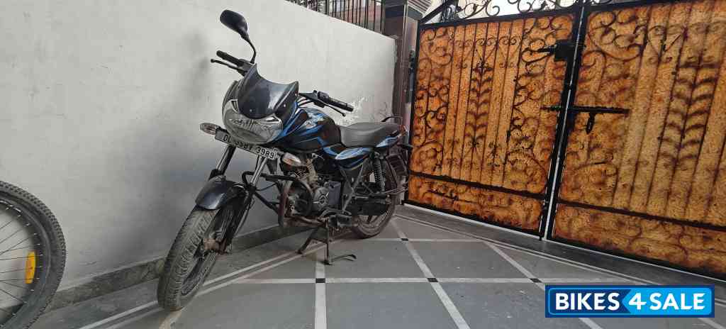 Blue Bajaj Discover DTSi 150