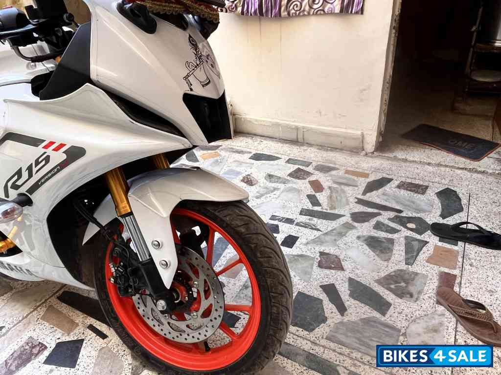 Yamaha R15 V4