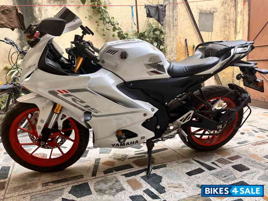 Yamaha R15 V4