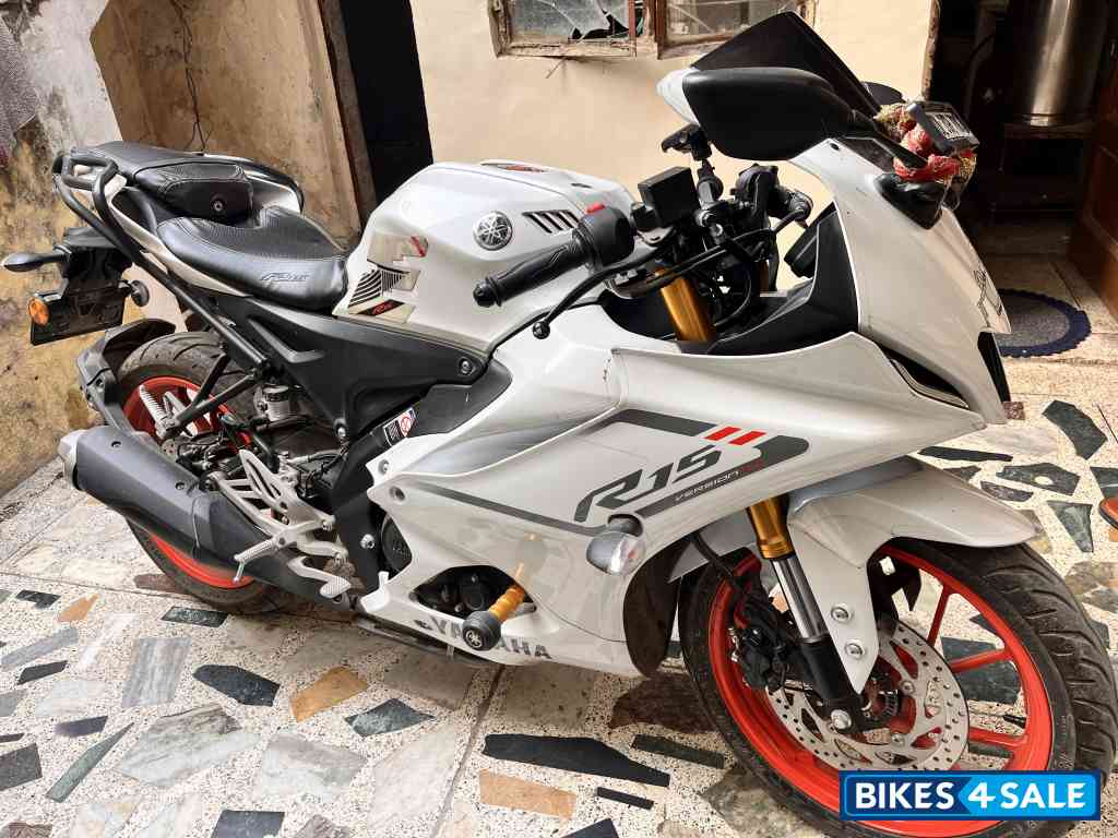 Yamaha R15 V4