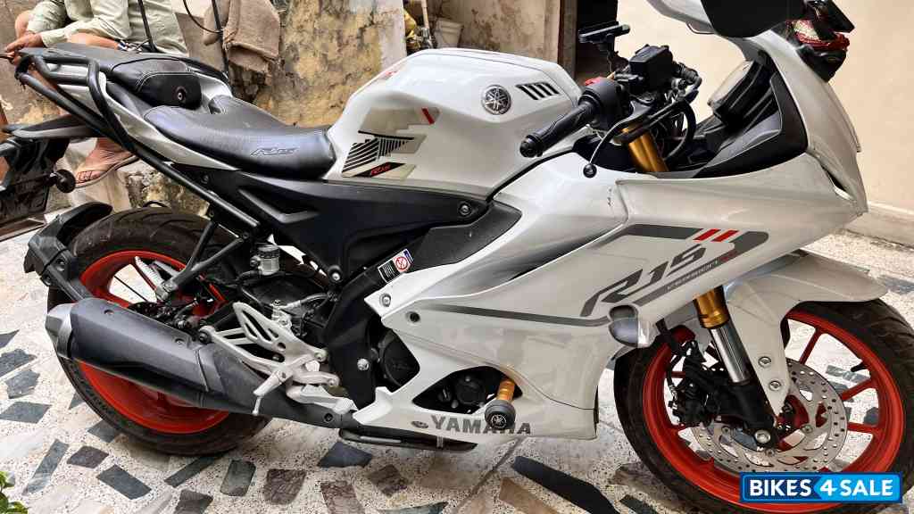 Yamaha R15 V4