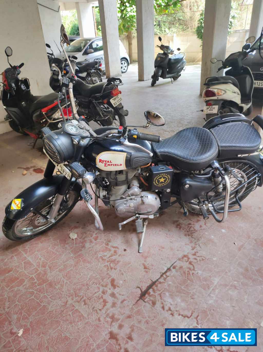 Black Royal Enfield Bullet 500