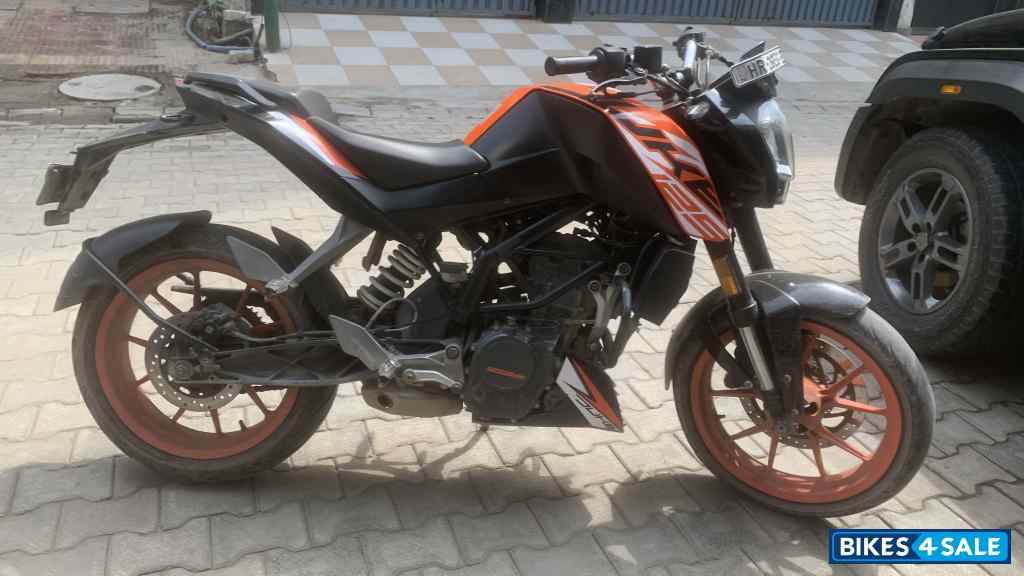 Orange KTM Duke 125