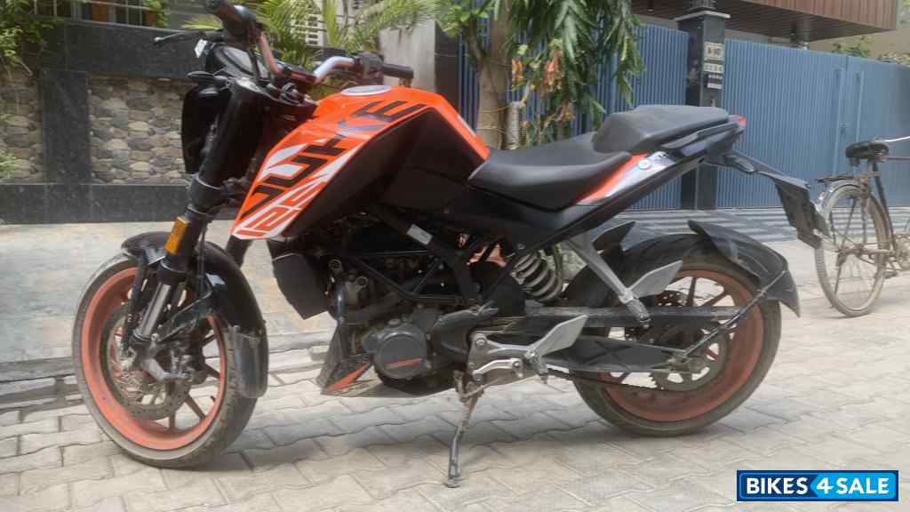 Orange KTM Duke 125
