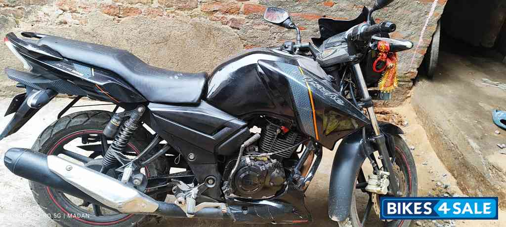 Black TVS Apache RTR 160