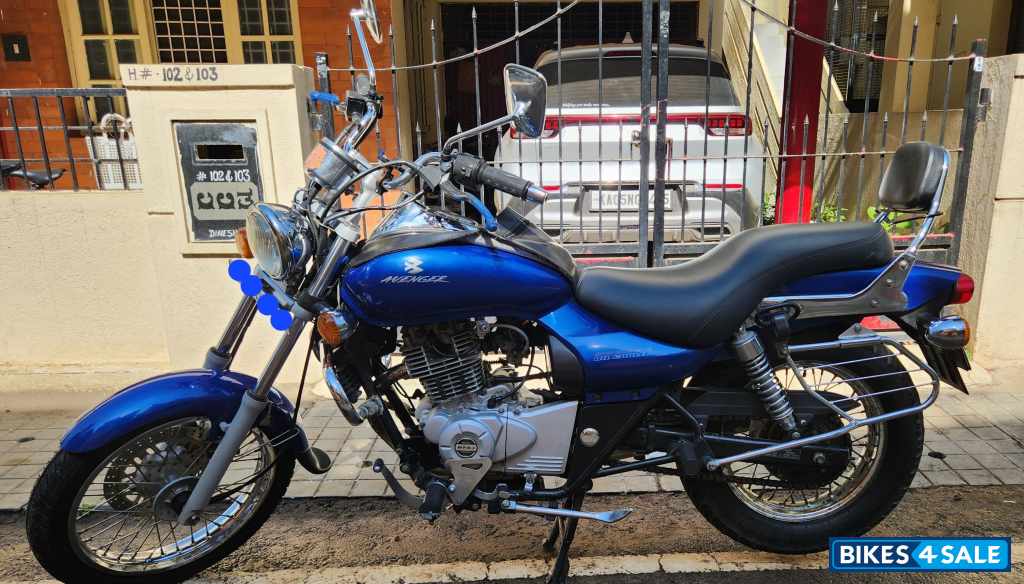 Blue Bajaj Avenger 220 DTS-i