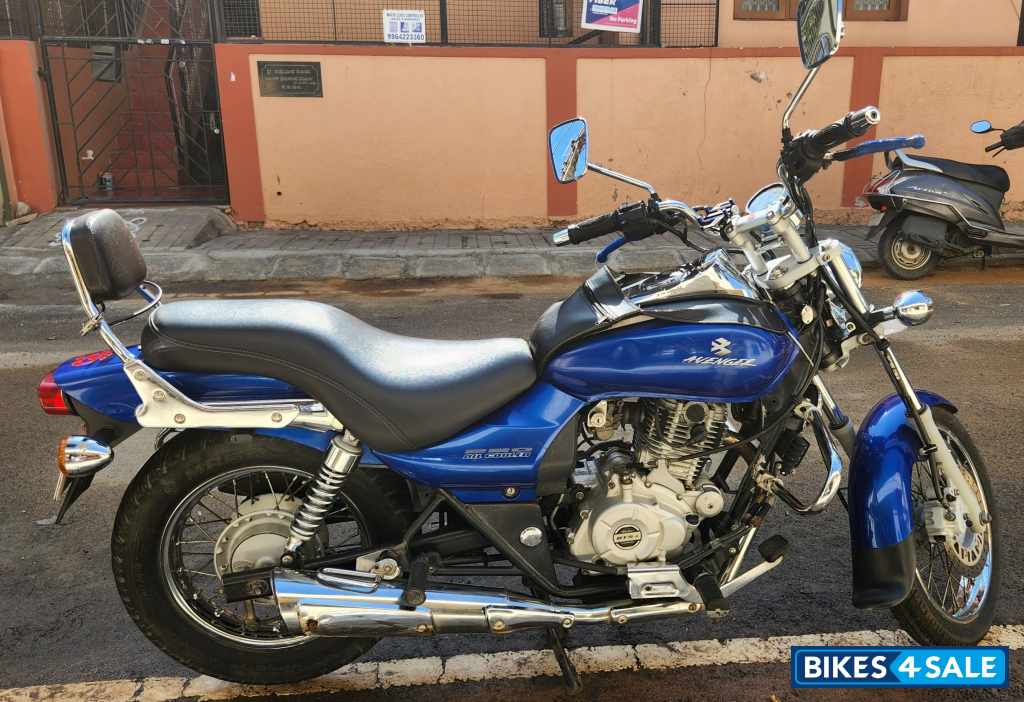 Blue Bajaj Avenger 220 DTS-i