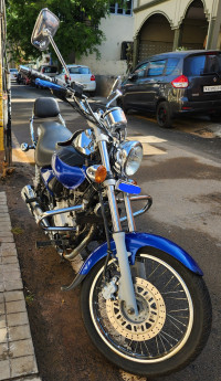 Blue Bajaj Avenger 220 DTS-i